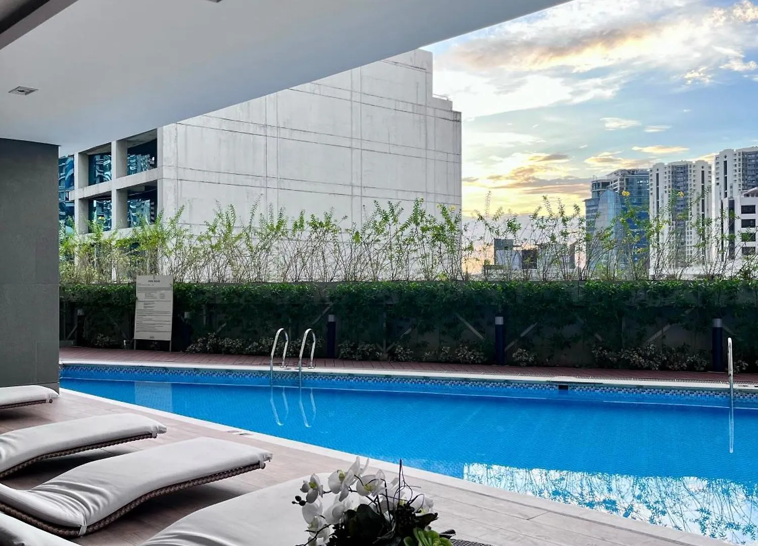 Deluxe Executive Corner Unit In Makati Apartment Manila